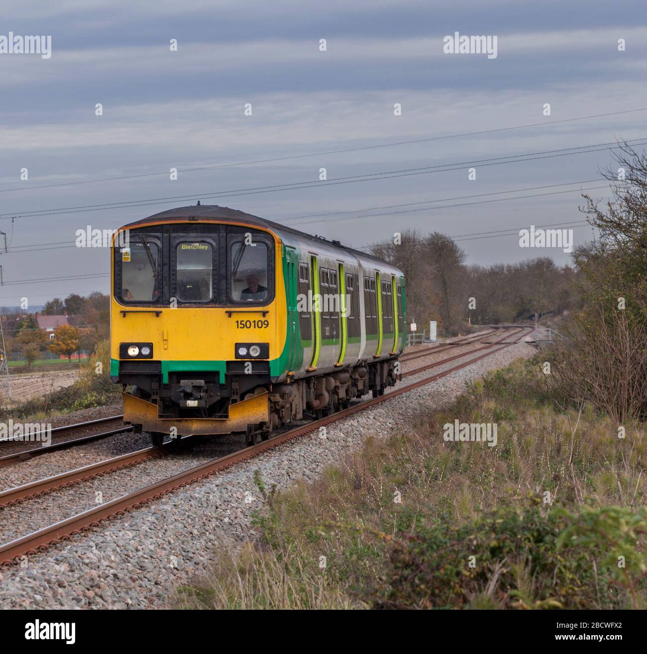 Londra Midland classe 150 sprinter treno 150109 passando Brogbrough sulla linea ferroviaria Marston vale con un treno da Bedford a Bletchley Foto Stock