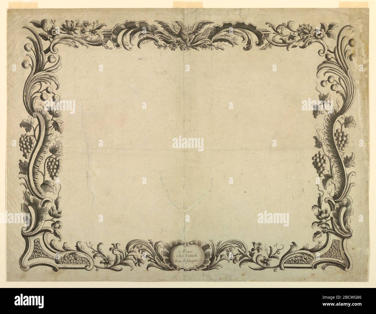 Cornice decorativa. Ricerca in ProgressLa consi di cornice di motivi a piedistallo e rocaille, di vite e fiori. Una phoenix si trova in cima al centro. Cornice decorativa Foto Stock