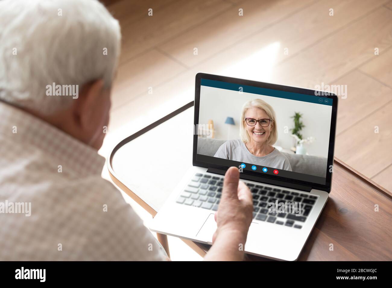 PC screen view sessanta figlia chat con papà da videocall Foto Stock
