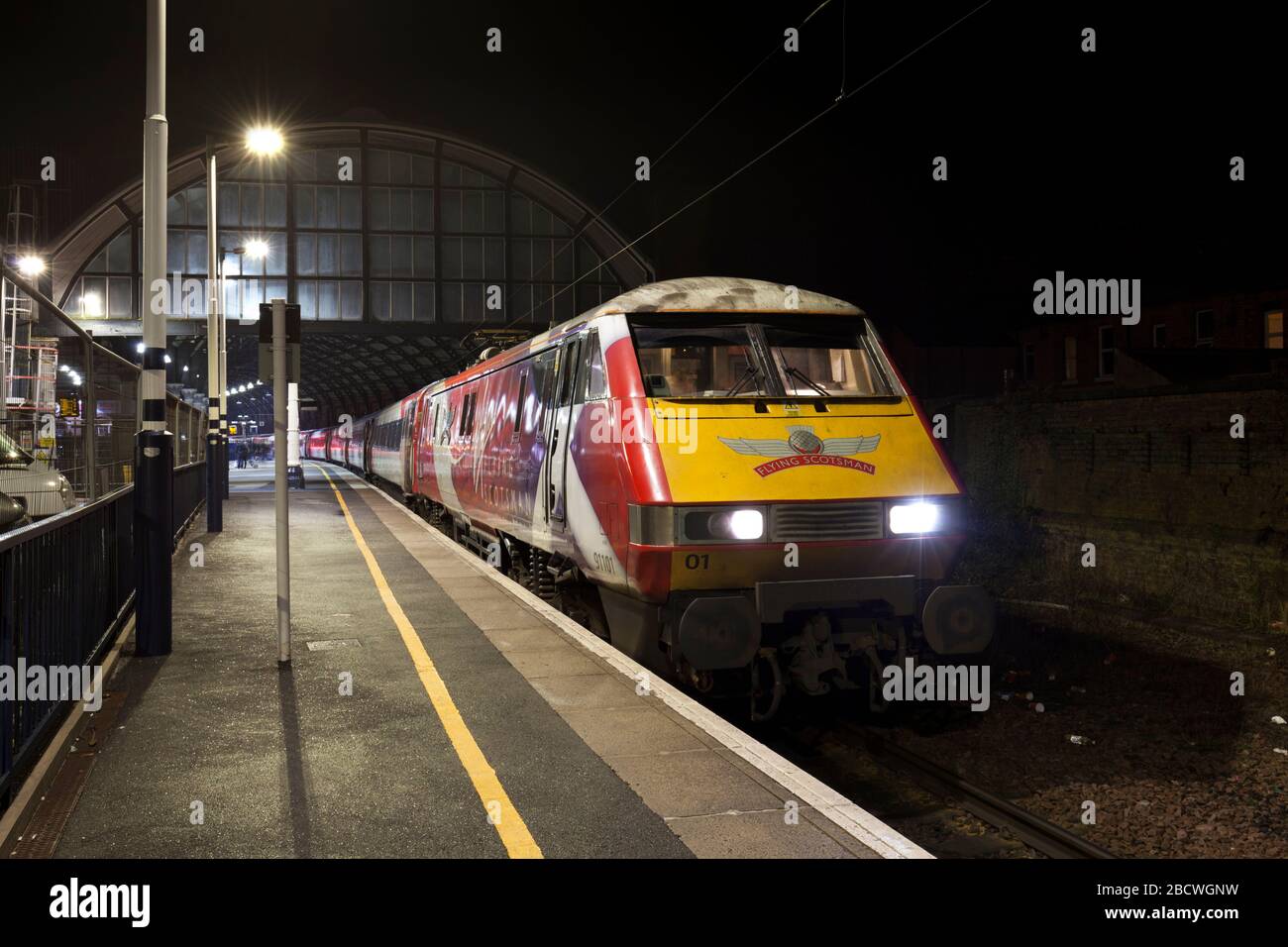LNER classe 91 locomotiva elettrica 91101 Flying Scotsman alla stazione ferroviaria di Darlington sulla linea principale della costa orientale di notte. Foto Stock