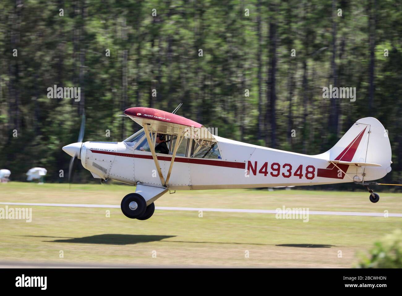 Trattore aereo decollare con aliante in rimorchio Foto Stock