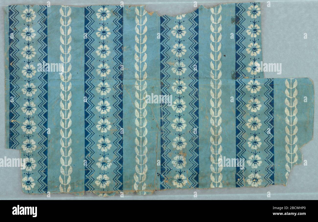 Parete laterale. Ricerca in ProgressOn luce blu terra, blu scuro e bianco floreale e blocchi geometrici che formano strisce verticali. Parete laterale Foto Stock