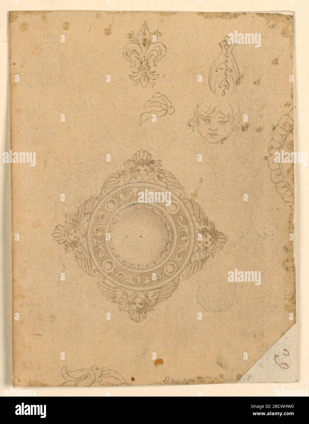 Design per spilla con Cherubins. La ricerca nella gemma rotonda di Progressa si trova all'interno di una cornice decorata con rotoli floreali e piccole gemme rotonde. Quattro cherubini con ali estese come cornice. A destra, disegnato per fiori e una testa. Design per spilla con Cherubins Foto Stock