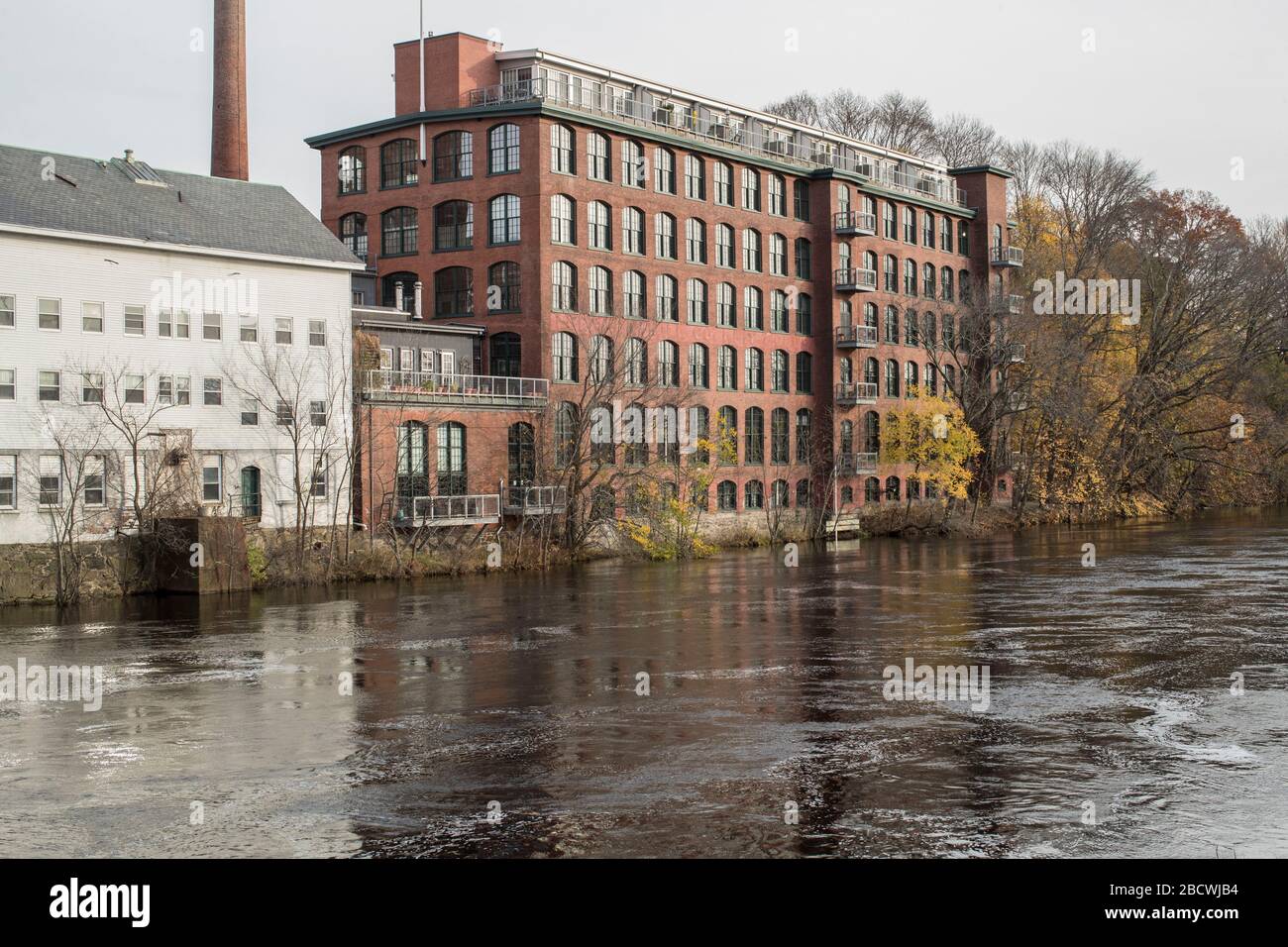 Old Mills ed edifici, Blackstone River, Pawtucket, RI. Appena dietro la stazione di polizia sul Blackstone River Canal Historical Trail o la regione. Foto Stock