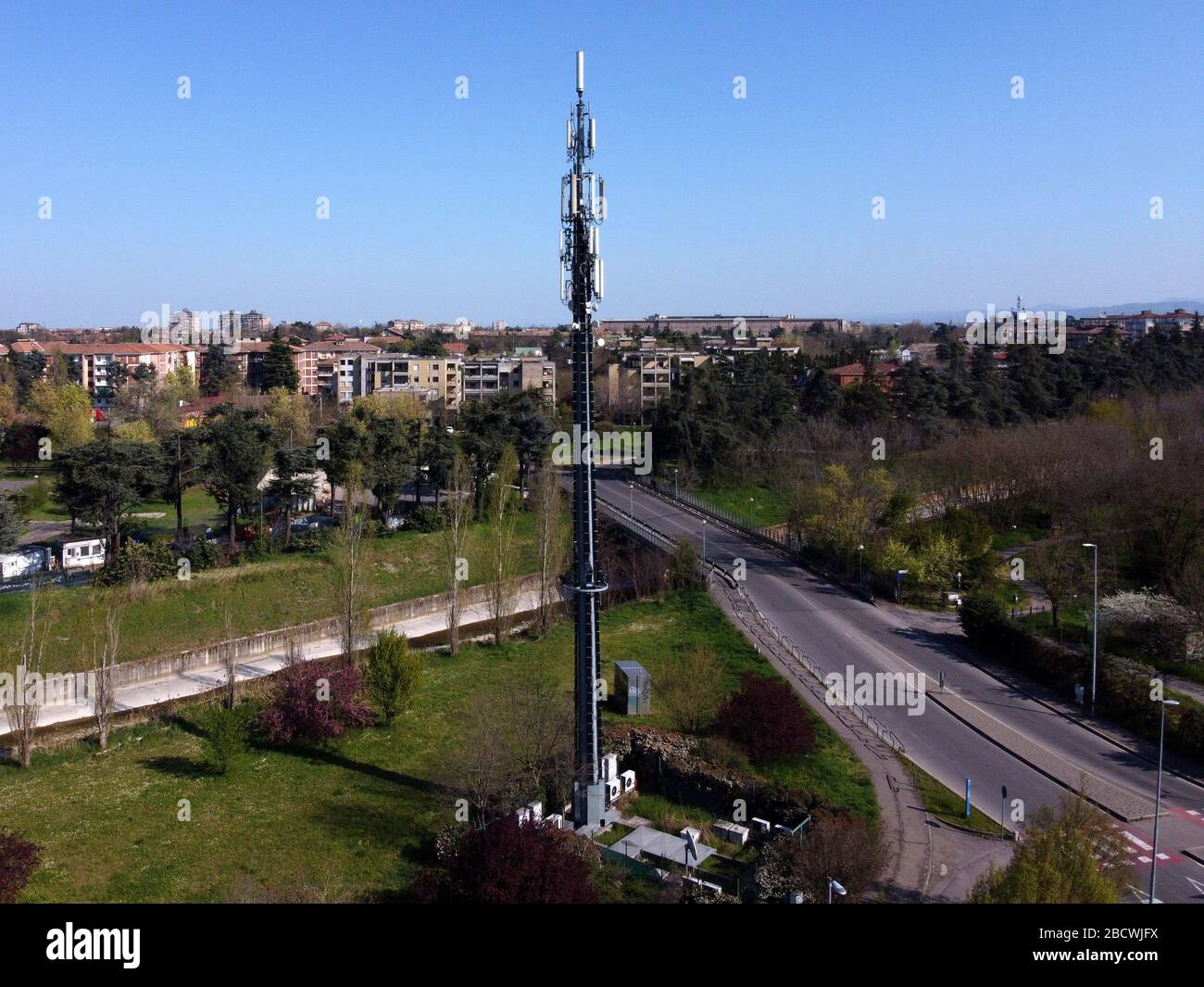 Le antenne e il satellite della torre per telecomunicazioni trasmettono i segnali dei segnali mobili da 5g 4g cellulare Foto Stock