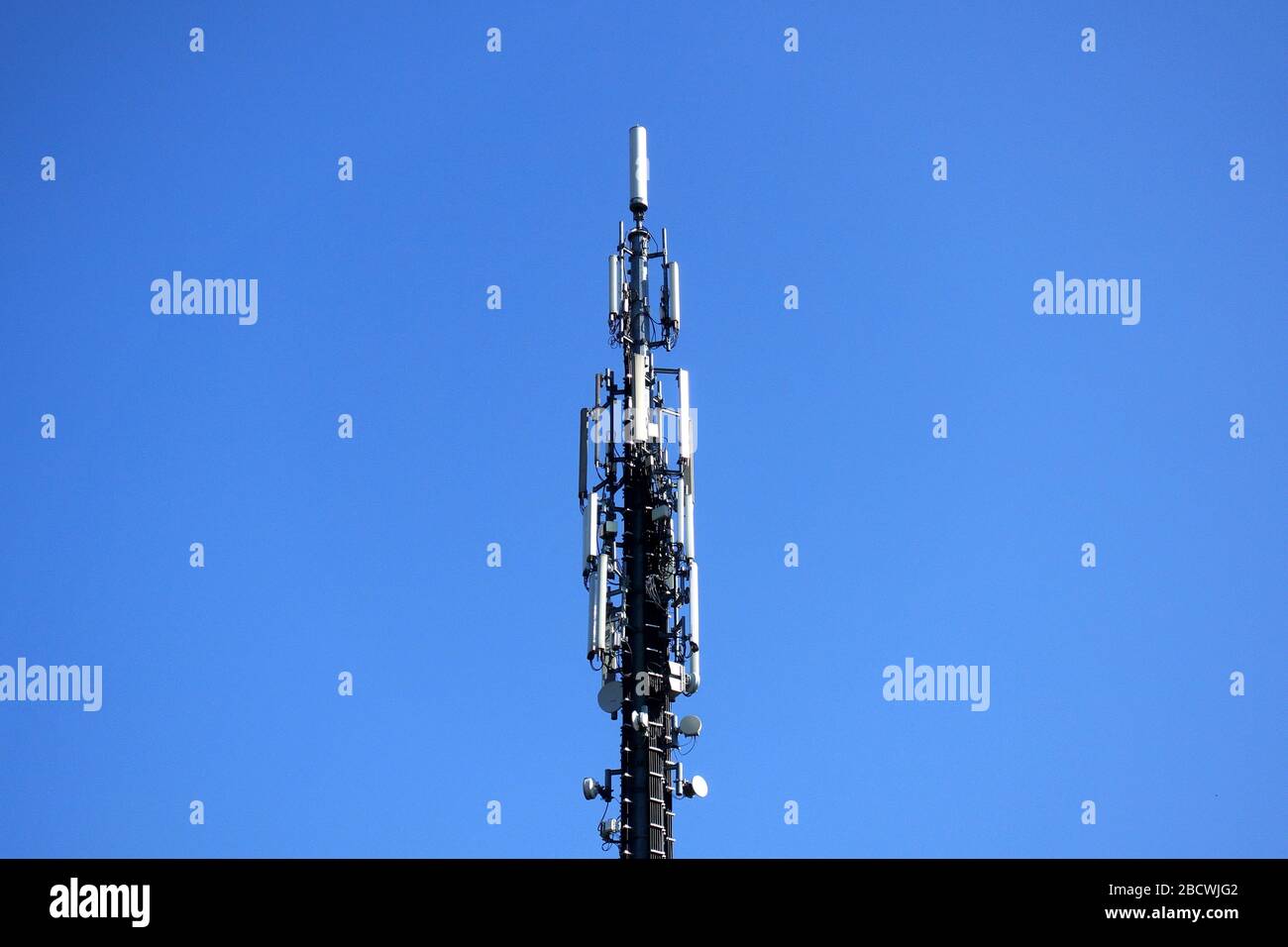 Le antenne e il satellite della torre per telecomunicazioni trasmettono i segnali dei segnali mobili da 5g 4g cellulare Foto Stock