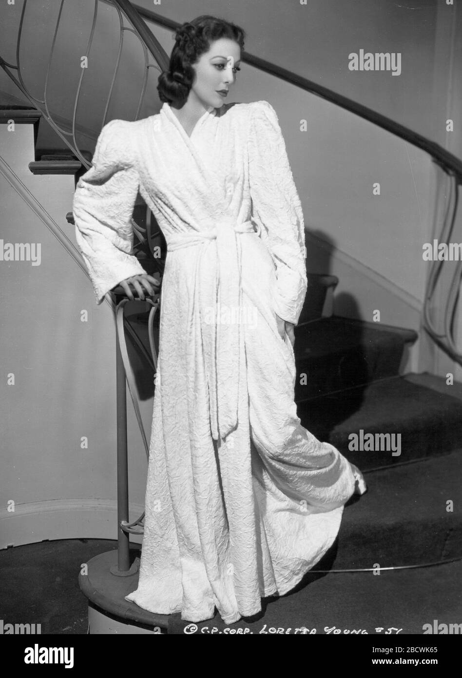 Loretta Young, indossa un abito in un ritratto a tutta lunghezza, circa 1936 documento di riferimento n. 33962-387THA Foto Stock