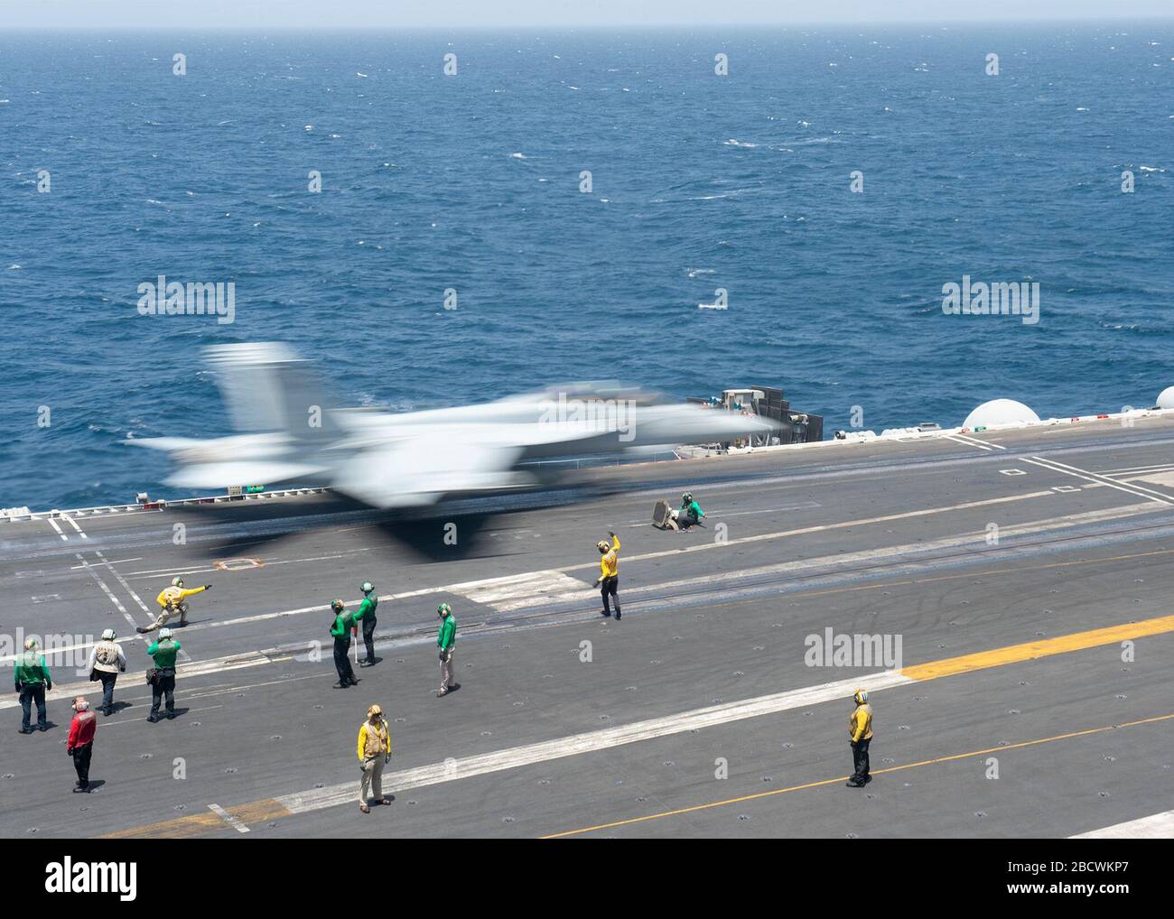 Un aereo da combattimento Super Hornet F/A-18E della Marina statunitense, collegato ai Knighthawk dello Strike Fighter Squadron 136, viene lanciato dal ponte di volo del portaerei della classe Nimitz USS Harry S. Truman a sostegno dell'operazione inerente Resolve 12 marzo 2020 nel Mar Arabico. Foto Stock