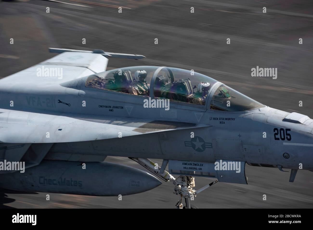 Un aereo da combattimento Super Hornet F/A-18F della marina statunitense collegato ai Fighting Checkmates dello Strike Fighter Squadron 11, atterra sul ponte di volo del portaerei della classe Nimitz USS Harry S. Truman a sostegno dell'operazione inerente Resolve 30 marzo 2020 nel Mar Rosso. Foto Stock