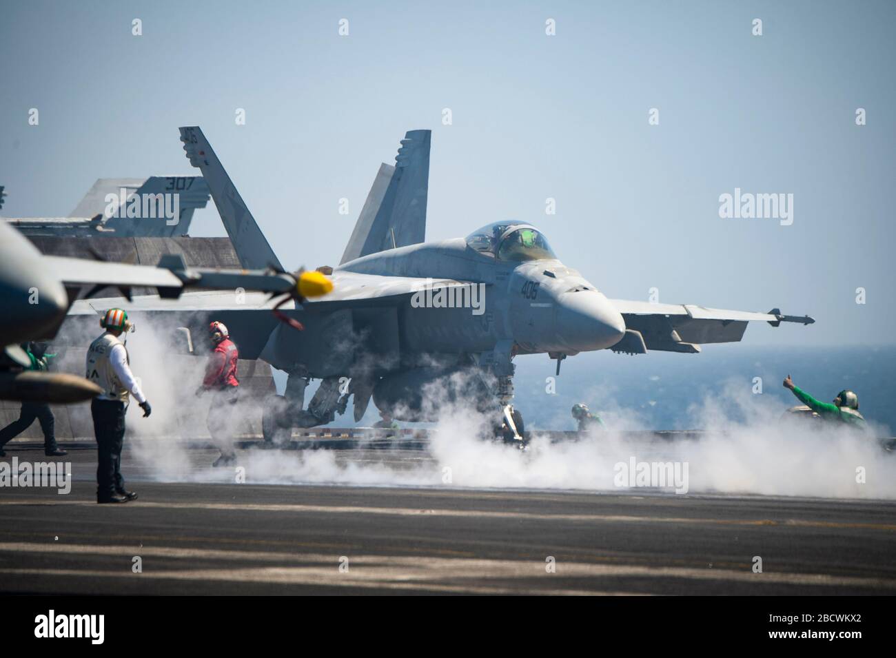 Un aereo da combattimento US Navy F/A-18E Super Hornet attaccato alla Sunliners dello Strike Fighter Squadron 81, si allinea su una catapulta sul ponte di volo della portaerei della classe Nimitz USS Harry S. Truman in preparazione del lancio del 4 marzo 2020 nel Mar Arabico. Foto Stock