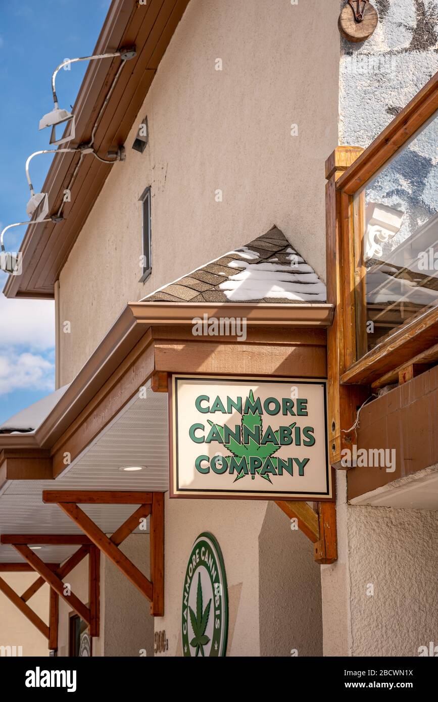 Canmore, Alberta - 4 aprile 2020: Un negozio di cannabis nella città di montagna di Canmore Alberta. Canmore è una popolare destinazione turistica vicino a Banff Na Foto Stock