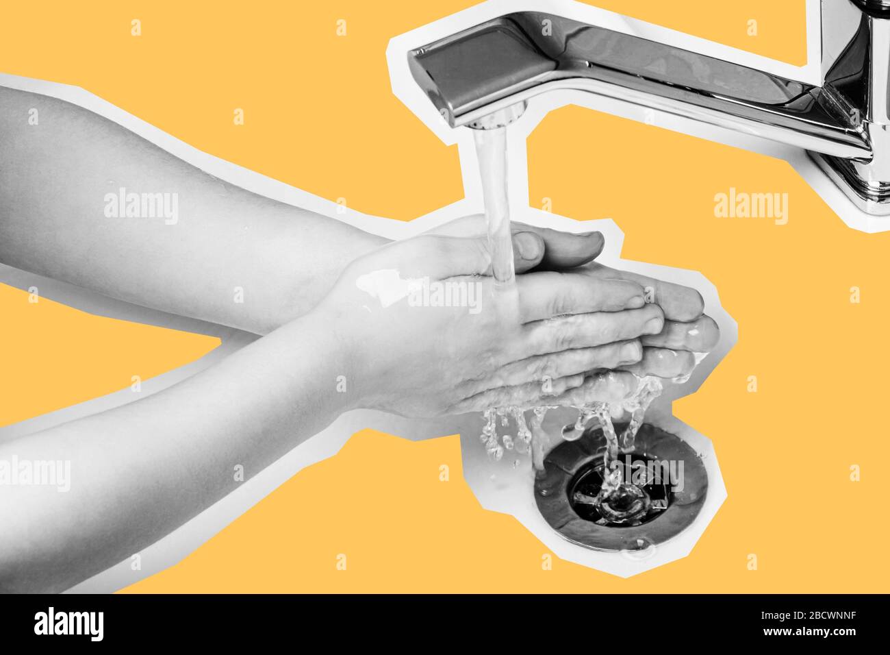 Il bambino sciacqua le mani lavate nel bagno di casa. Concetto di arte Foto Stock