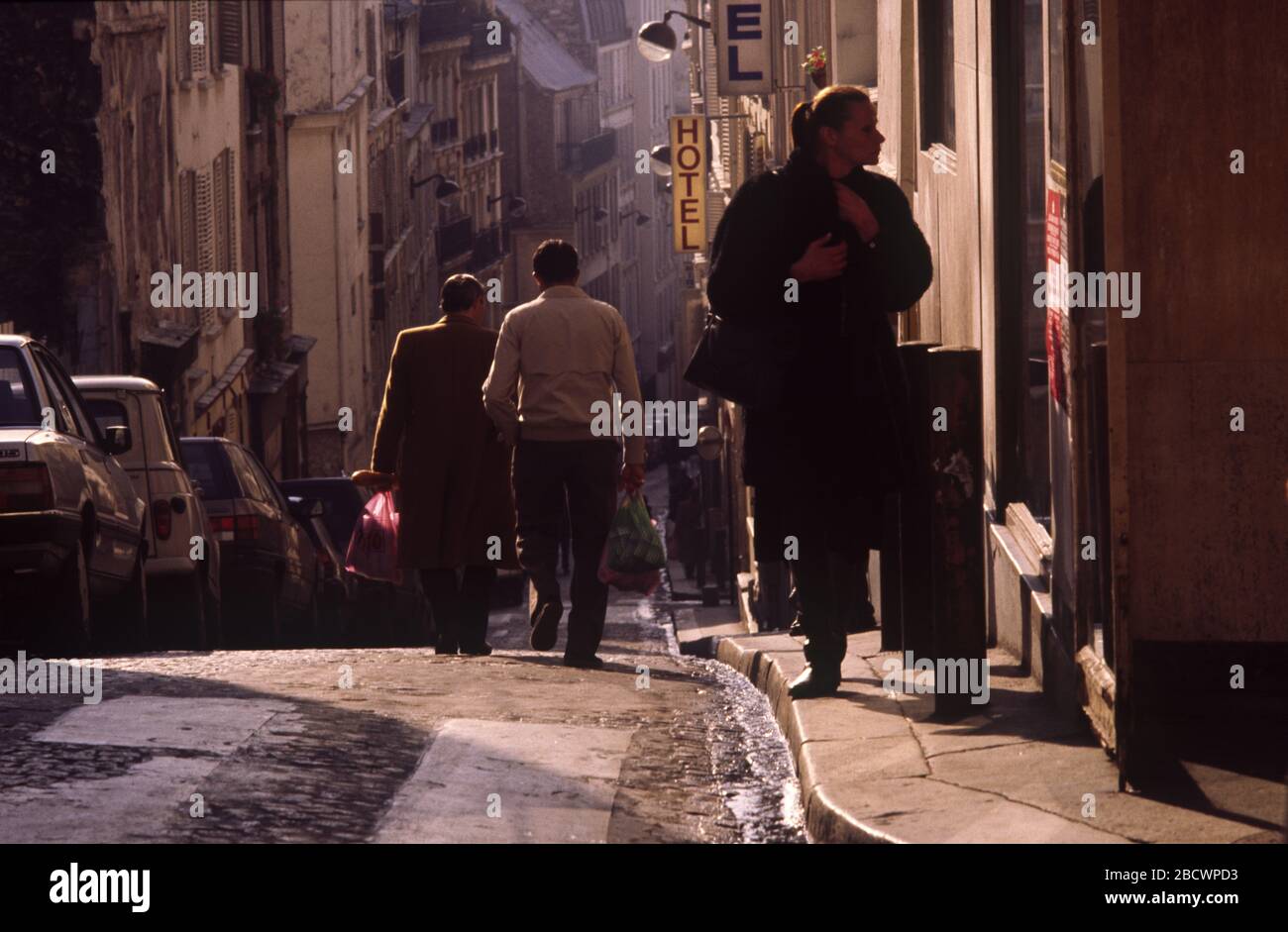 PARIGI RUE GERMAIN PILON BUTTE MONTMARTRE DURANTE GLI ANNI '80 - PARIS COLOR STREET PHOTOGRAPHY - COLOR SLIDE FILM © FRÉDÉRIC BEAUMONT Foto Stock