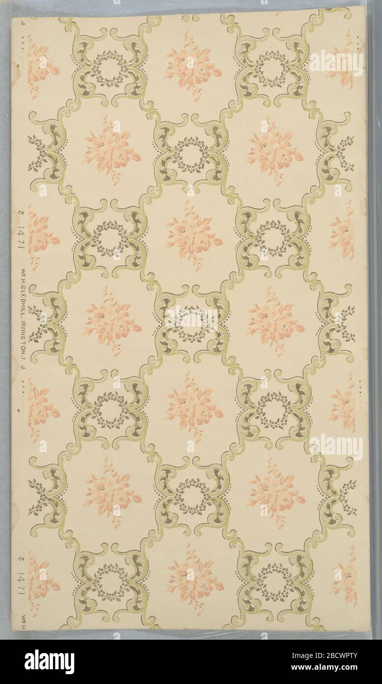 Carta da soffitto. Ricerca nel modello ProgressTrellis composto di acanthus oro verde e metallico scorre con una corona fogliare che riempie le intersezioni, e terracotta motivi floreali all'interno di ogni vuoto. Carta da soffitto Foto Stock