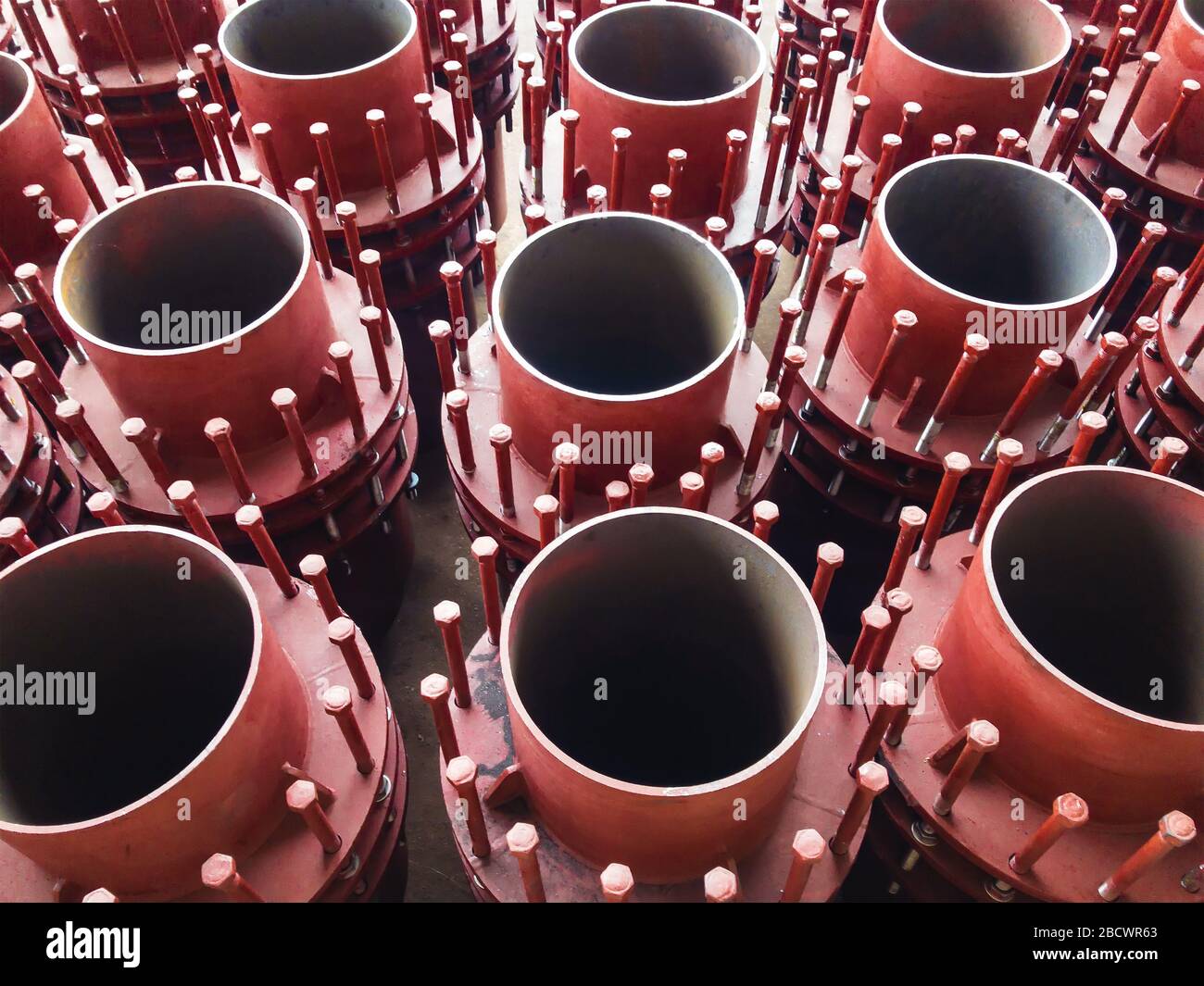 Premistoppa rosso di giunti di dilatazione per principale di riscaldamento sul pavimento di cemento. Il calore e la nozione di potenza. Foto Stock