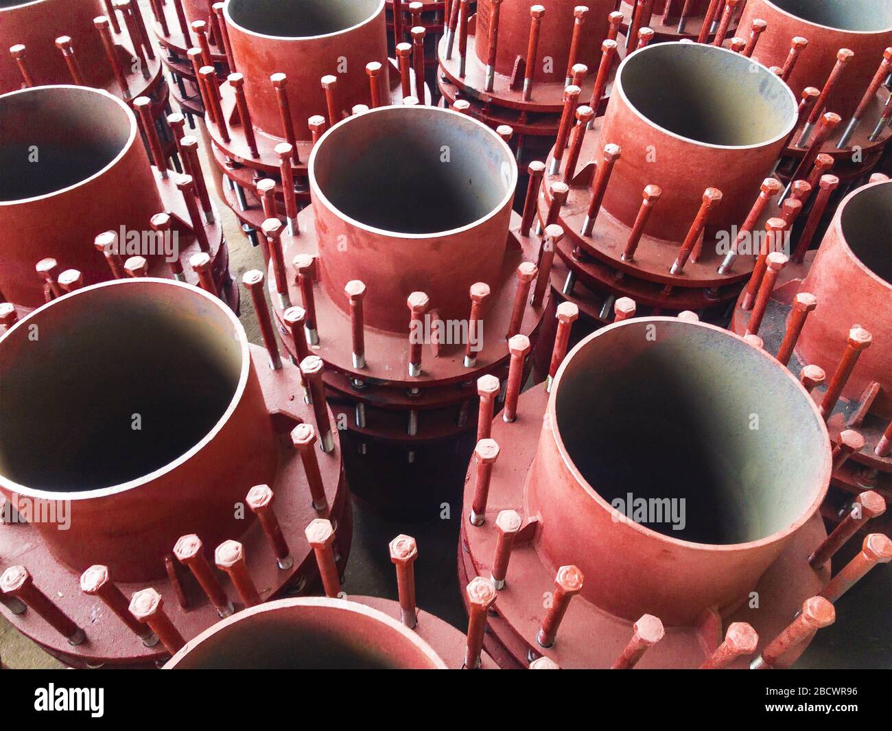 Premistoppa rosso di giunti di dilatazione per principale di riscaldamento sul pavimento di cemento. Il calore e la nozione di potenza. Foto Stock