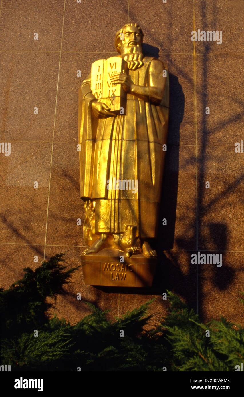 Statua d'oro di Mosè con i dieci Comandamenti sul lato dell'edificio nel centro di Los Angeles, California Foto Stock