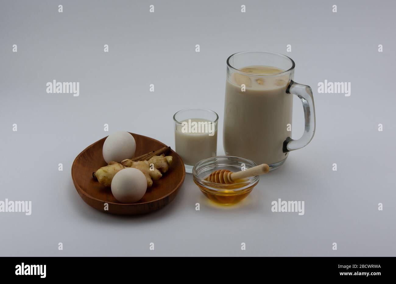 Le ricette tradizionali delle bevande sono costituite da latte, uova, miele e zenzero. Foto Stock