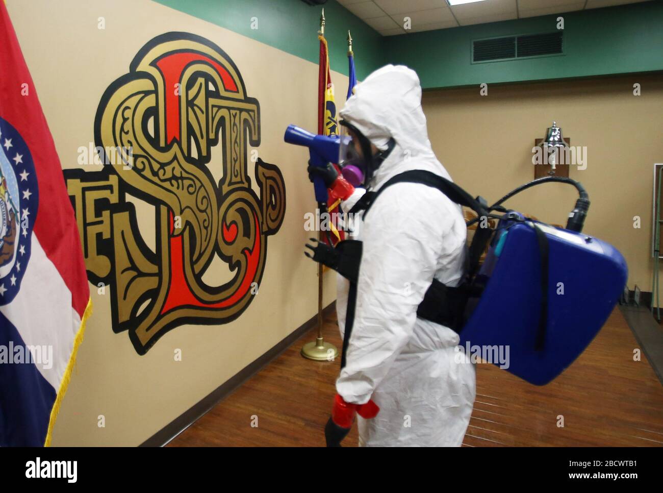 St. Louis, Stati Uniti. 05th Apr, 2020. Un lavoratore di Woodard Cleaning Services esegue il pathogen Control, vestito con un dispositivo di protezione, spruzzando il contenuto della sede centrale del St. Louis Fire Department, a St. Louis, domenica 5 aprile 2020. A causa dei timori di Coronavirus, ogni edificio di St. Louis City viene spruzzato con una soluzione disinfettante ogni tre settimane. Foto di Bill Greenblatt/UPI Credit: UPI/Alamy Live News Foto Stock