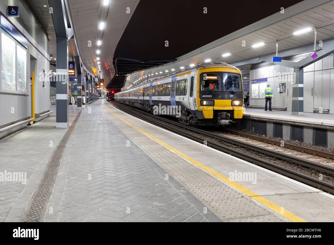 Treni del sud-est classe 465 treni networker 465933 + 465931 alla stazione ferroviaria di London Bridge di notte. Foto Stock