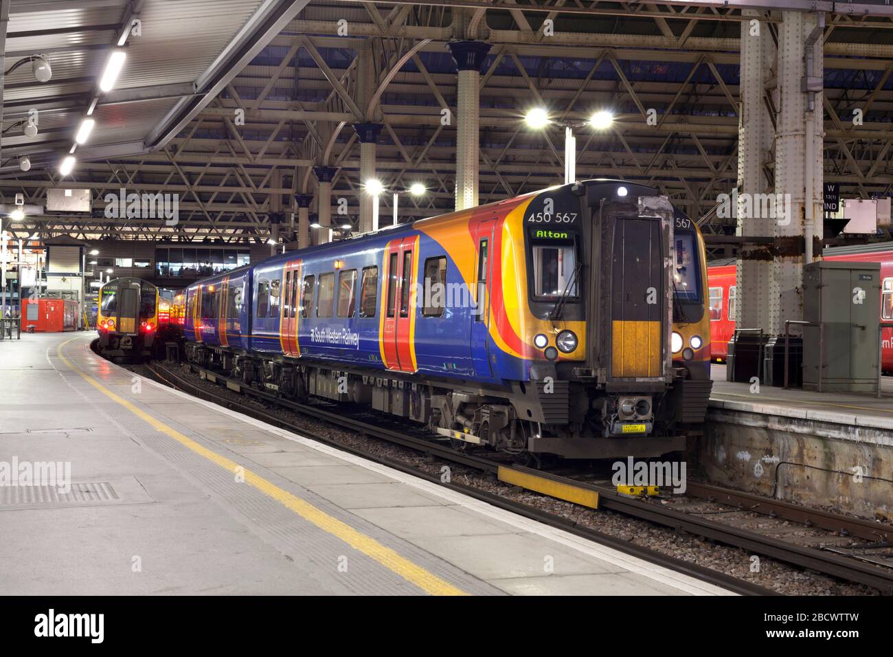 Ferrovia sud occidentale Siemens Desiro treni classe 450 alla stazione di London Waterloo Foto Stock