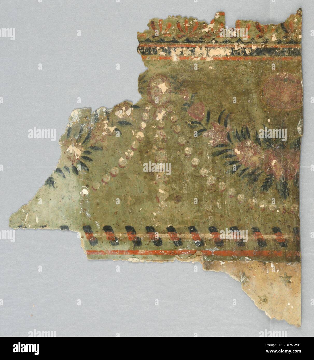 Parete laterale e bordo. Research in Progressa) polverizzazione di stelle a sei punte che sono ora nere, avendo probabilmente cambiato colore da marrone. Frammenti di gesso indicano che la carta è stata intonacata sopra. I fogli congiunti misurano circa 19x22 pollici; b) bordo di swag con le perle, i fiori e il fogliame. Parete laterale e bordo Foto Stock