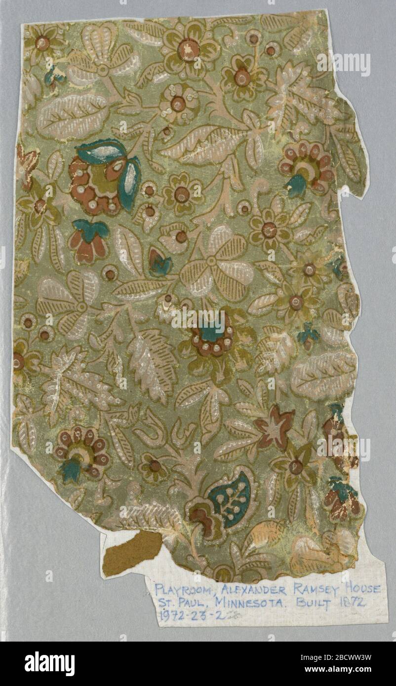 Frammento di parete laterale. Ricerca in ProgressPattern di fogliame, trifoglio, vagamente India-chintz derivati fiori su terra grigia, delineato in senape, grigio rosa e blu con le luci bianche. Estetica o anglo-giapponese in stile. Frammento di parete laterale Foto Stock