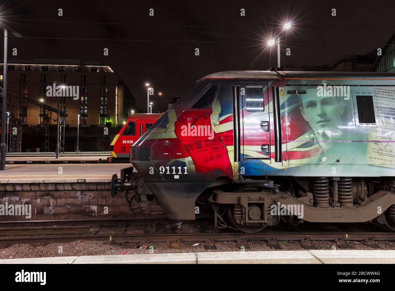LNER GEC classe 91 locomotiva elettrica 91111 per i caduti e un DB Cargo classe 90 entrambi i treni LNER funzionanti alla stazione ferroviaria London Kings Cross Foto Stock