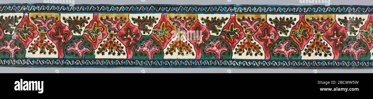 Bordo. Il design consiste in un'imbricazione "stile patchwork" di forme irregolari contenenti alberi stilizzati. Le rigature sono l'una all'altra: Fasce strette di forma s o reverse che collegano dischi parzialmente petched. Stampato in rosso, giallo, blu, verde, nero e bianco.H bordo n. 194 Foto Stock