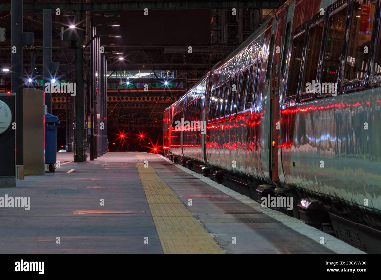 TRENO LNER MK 4 Intercity 225 in attesa di partire dalla stazione di London Kings Cross con segnali ferroviari rossi prima dell'alba Foto Stock