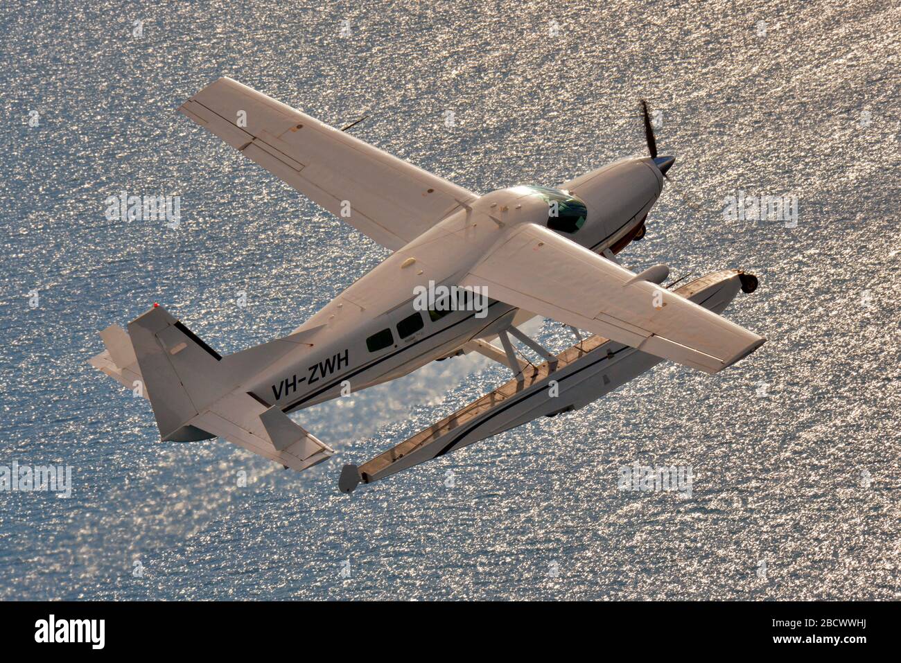 Un colpo aria-aria di un aereo galleggiante Cessna 208 Grand Caravan. Foto Stock