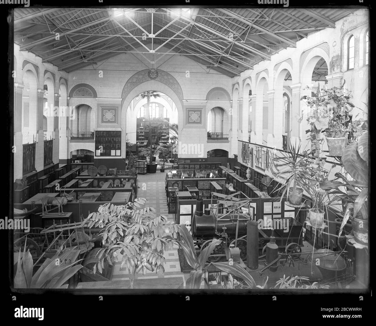 East Exhibit Hall of United States National Museum. Nota anche come 4493.vedere anche Record Unit 95, Box 43, Folder 27.East Exhibit Hall of the United States National Museum, ora conosciuta come The Arts and Industries Building, che presenta esposizioni tecnologiche e di trasporto, incluso il motore "John Bull".Smithsonian Institution Archives MAH-4493 Foto Stock