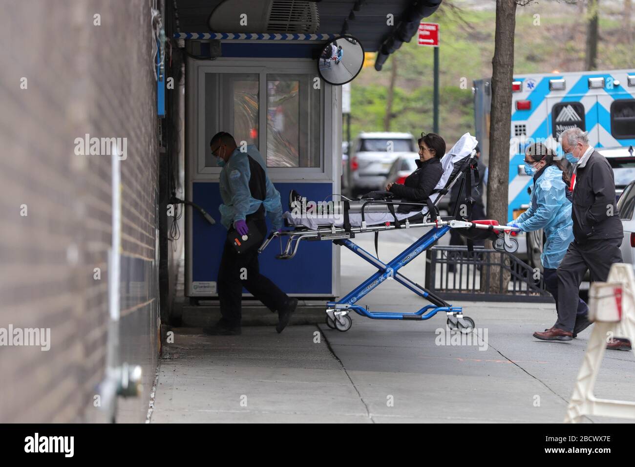 New York, New York, Stati Uniti. 5th Apr, 2020. Una donna viene vista essere trasportata su una barella con una bombola di ossigeno nel dipartimento di emergenza del Monte Sinai ospedale a New York City negli Stati Uniti questa Domenica, 05. New York City è l'epicentro del Coronavirus Pandemic Credit: William Volcov/ZUMA Wire/Alamy Live News Foto Stock