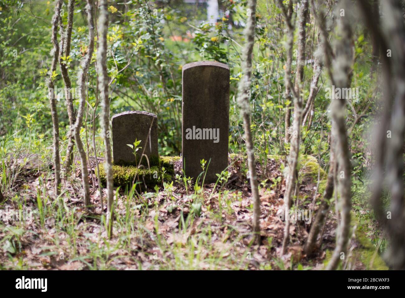Due tombe affiancate, una grande, una piccola. Foto Stock