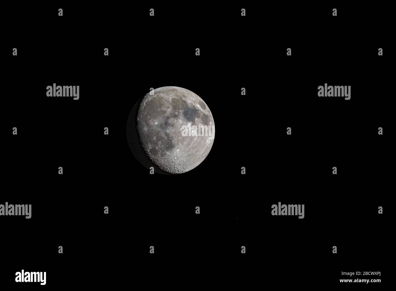 Immagine a colori closeup della Luna di Gibbous di cera (80.9%), luce del sole che illumina il lato ombra appena abbastanza per mostrare il relativo contorno nella figura. Foto Stock