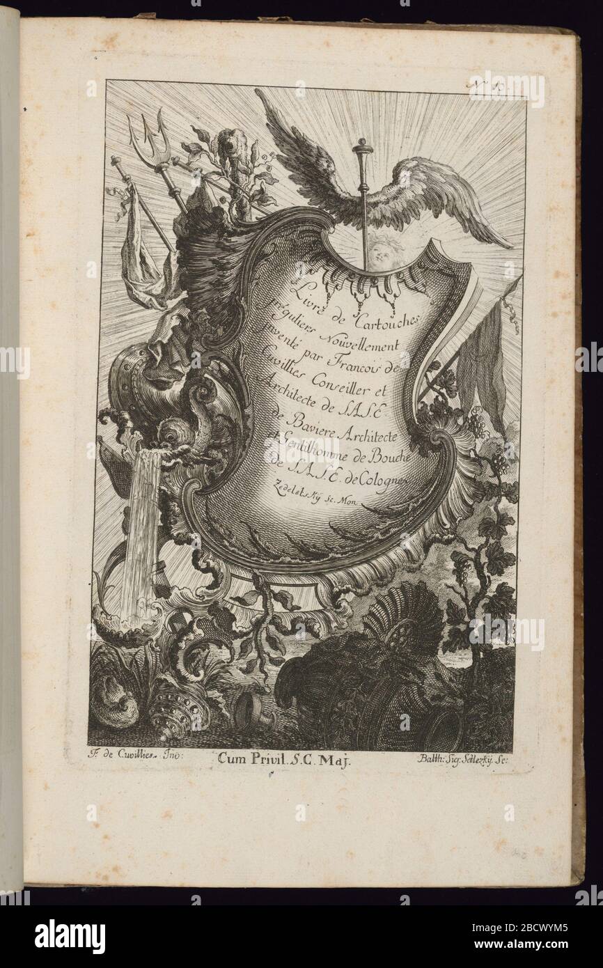 Cartouche con Mercurys staff Livre de cartoces Irrguliers Libro di tocchi irregolari. Ricerca in progressiCartouche simmetriche in stile rococò sormontato da una figura allegorica del sole che guarda in su lo staff alato di Mercurio. Intorno al telaio sono presenti vari oggetti decorativi, tra cui un triton, un banner, uno scudo e una fontana che versano acqua. Cartouche con Mercurys staff Livre de cartoces Irrguliers Libro di tocchi irregolari Foto Stock