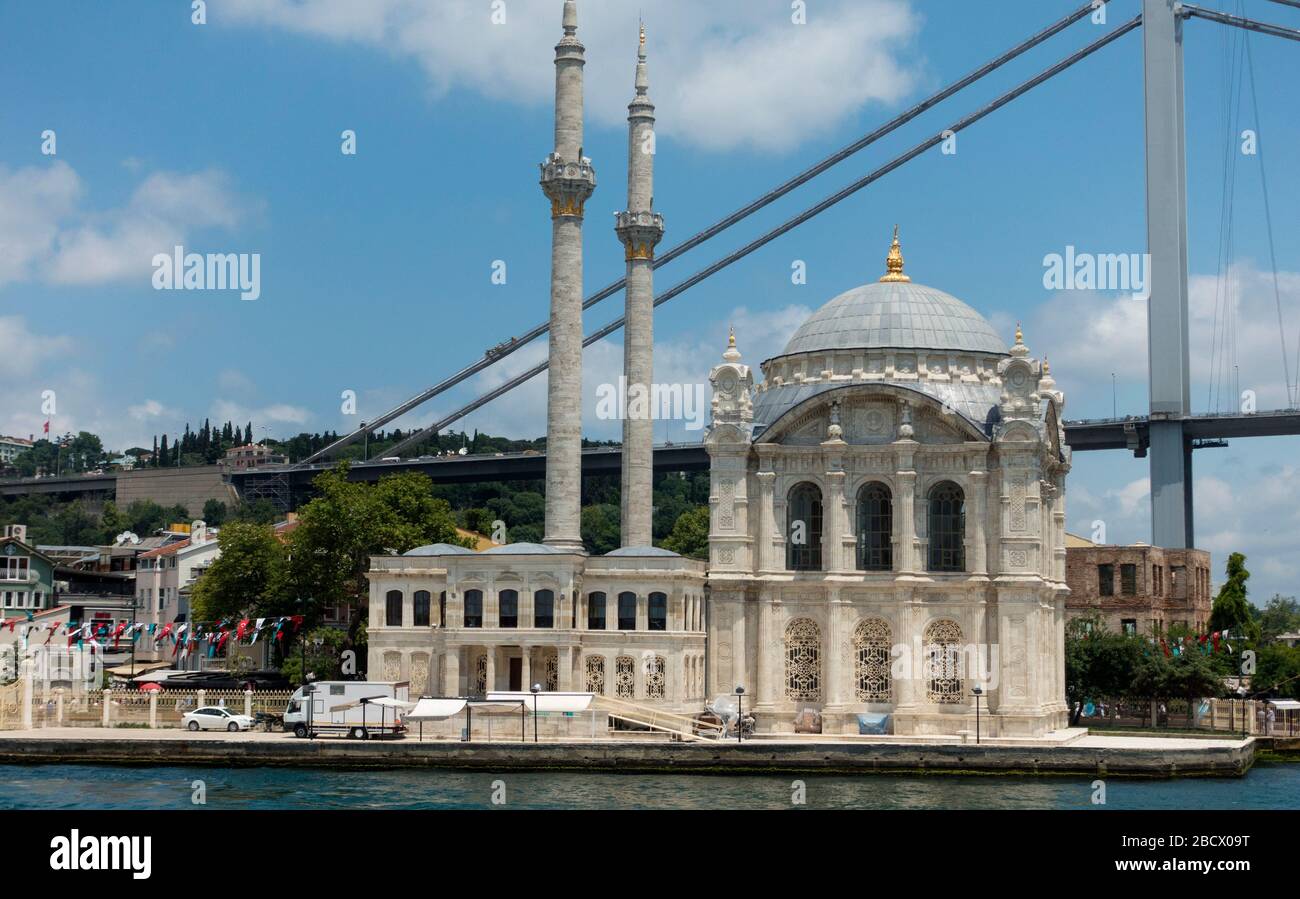 La moschea di Ortaköy è anche chiamata Moschea Mecidiye, Istanbul, Turchia Foto Stock