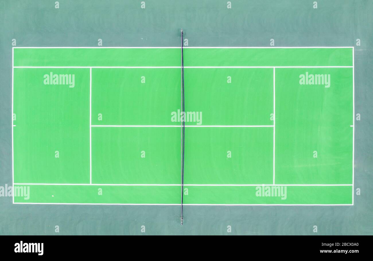 Vista aerea dall'alto del campo da tennis con superficie sintetica verde, linea di base, lato singolo, lato doppio, rete, paletti netti, marchio centrale, se Foto Stock