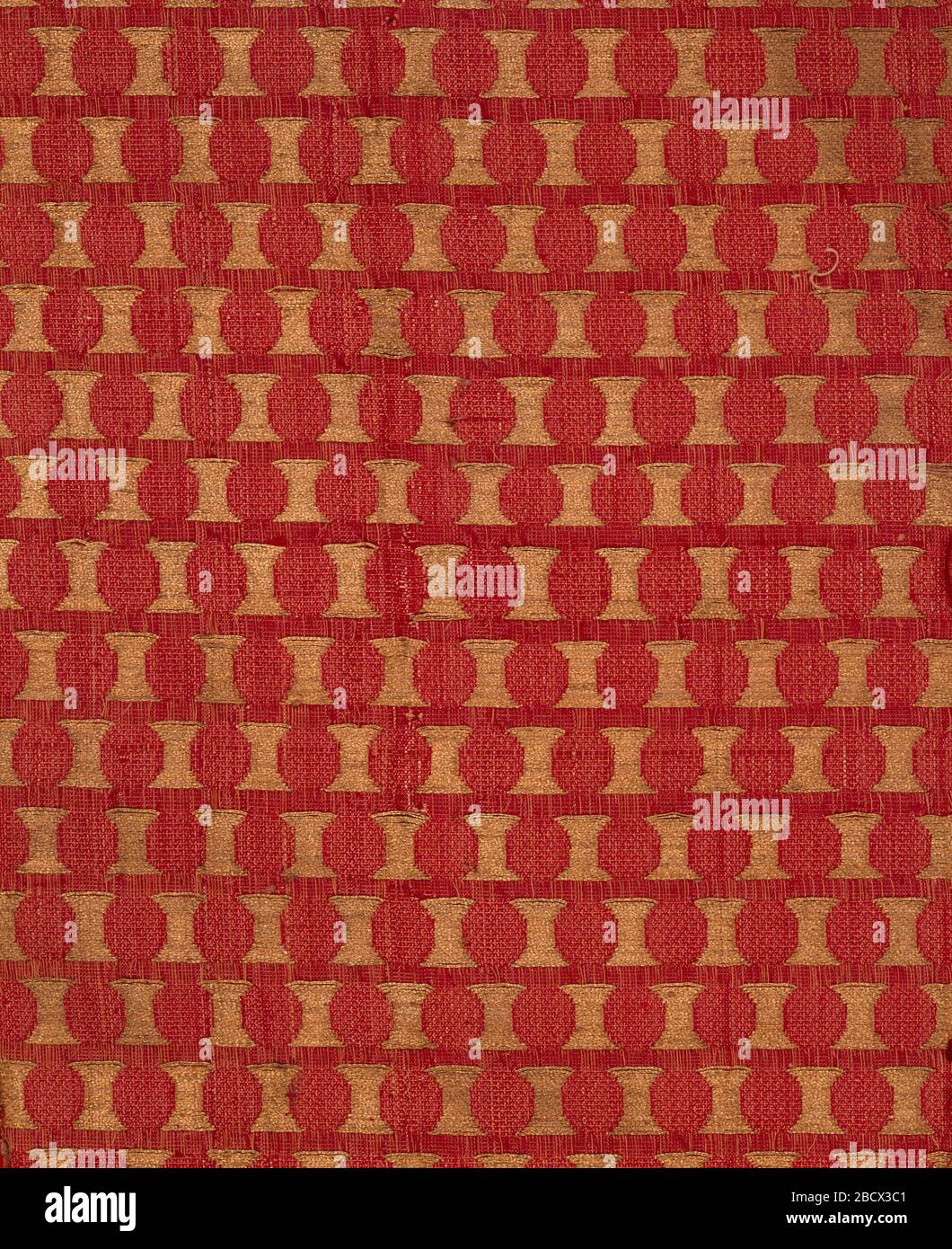 Tessile. Velluto rosso profondo con motivo di ripetizione offset di dischi d'oro. Il fondamento è tessitura piana formata da un ordito di seta rossa e trama di seta marrone; il palo supplementare di ordito è seta rossa. 1902-1-385 Foto Stock