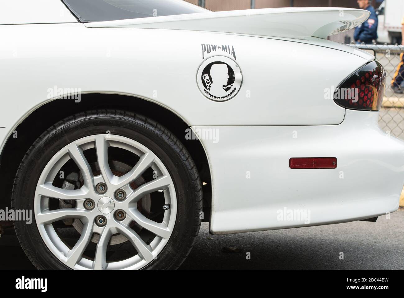 Auto bianca con emblema di POW mia in un rally Thunder Rolling a NJ, USA Foto Stock