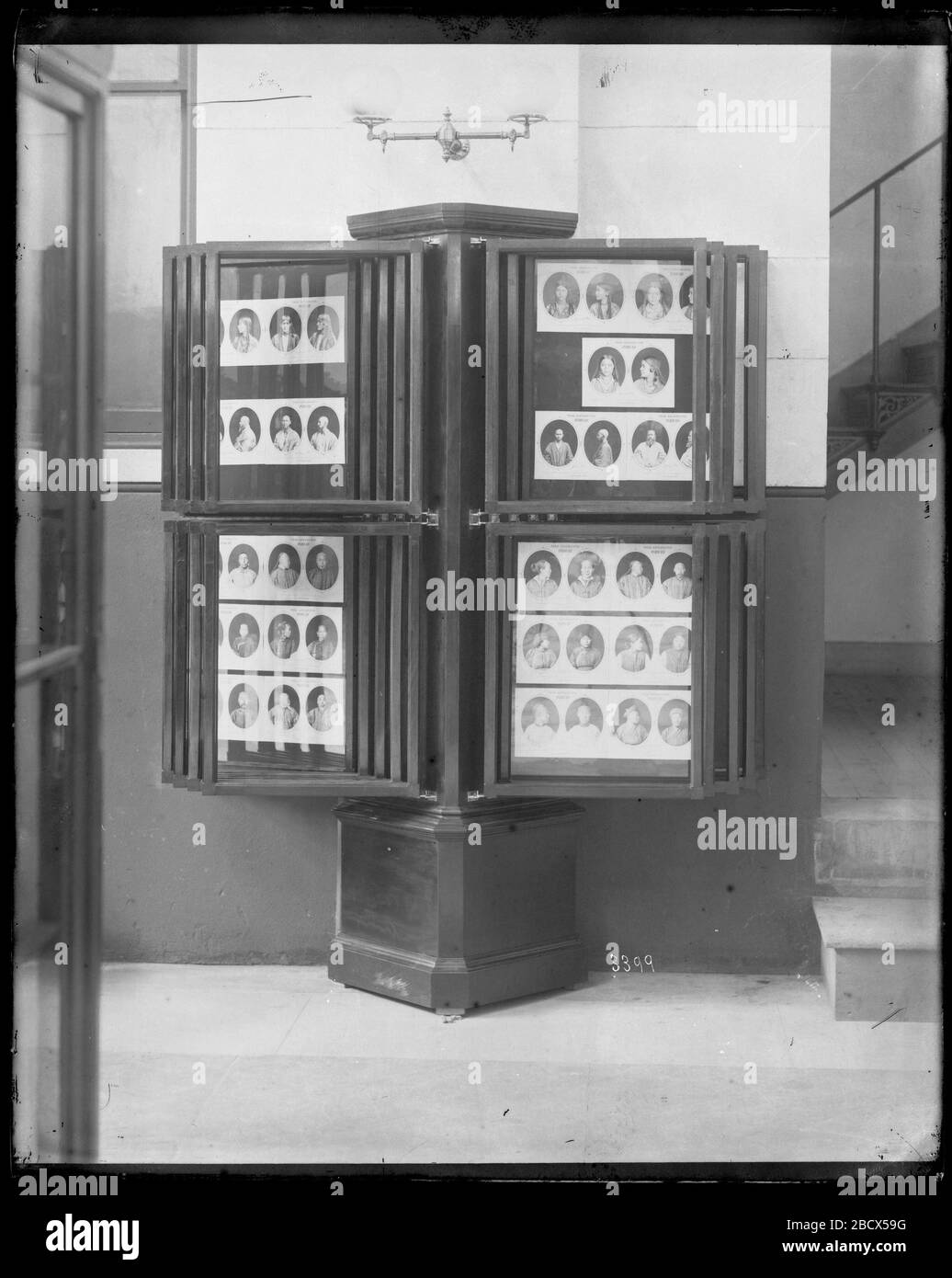 Caso di esposizione. Noto anche come 3399.vedere anche Record Unit 95, Box 42, Folder 13.Swing pannello mostra case con fronte e profilo ritratti di persone che rappresentano culture diverse come parte di esposizioni etnologiche nel Museo Nazionale degli Stati Uniti, ora noto come le Arti e Industrie B MNH-3399 Foto Stock