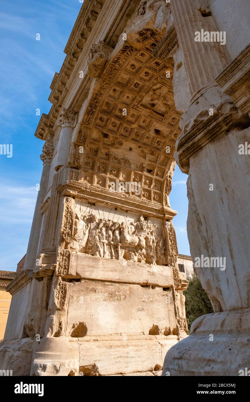 Dettaglio, primo piano dei rilievi dell'Arco di Tito, pannello interno Nord, Tito come trionfatore, Via Sacra, Foro Romano, Roma, Italia. Foto Stock