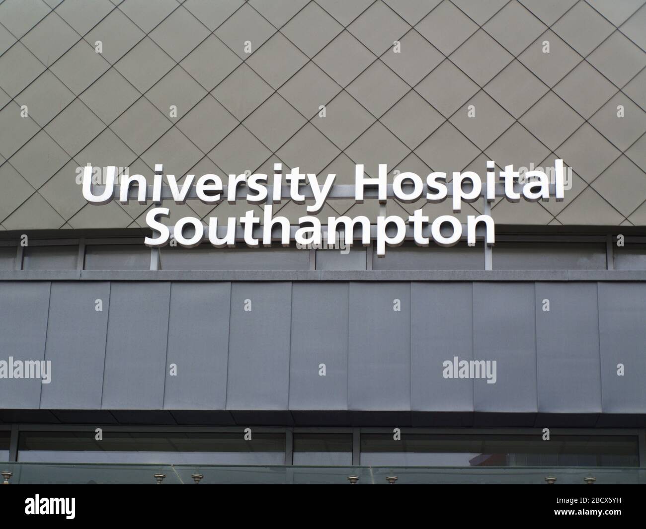 L'ingresso principale dell'University Hospital Southampton, Coxford Road, Shirley, Southampton, Regno Unito, un grande ospedale universitario dell'NHS nell'Hampshire, Inghilterra Foto Stock