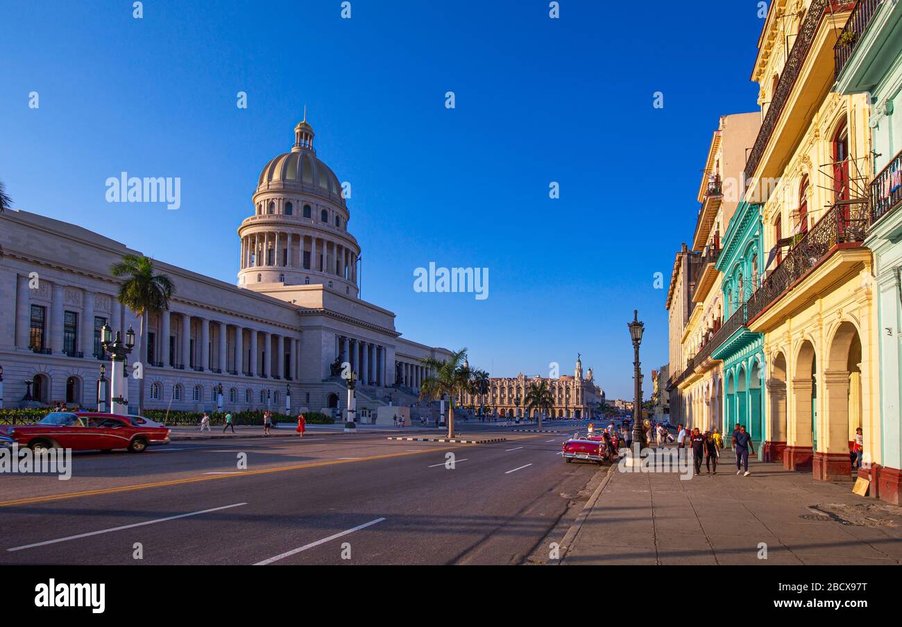 Havana, Cuba – 16 febbraio 2020: Il Campidoglio nazionale (Capitolio Nacional de la Habana) è un edificio pubblico e uno dei siti più visitati Foto Stock