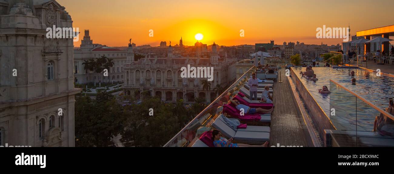 Havana, Cuba – 16 gennaio 2020: Vista panoramica del centro storico di Havana (Havana Vieja) e del Capitolio al tramonto dalla terrazza sul tetto del Foto Stock
