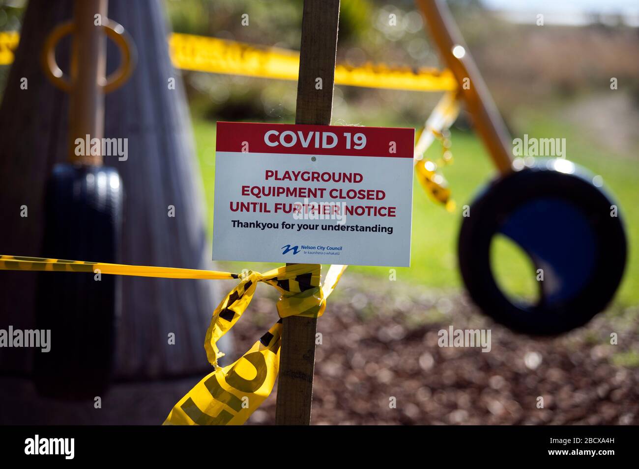 Segnaletica presso un parco giochi chiuso a causa del blocco dei virus Covid 19, Nelson, Nuova Zelanda Foto Stock