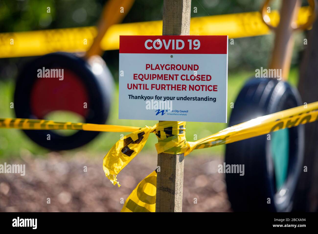 Segnaletica presso un parco giochi chiuso a causa del blocco dei virus Covid 19, Nelson, Nuova Zelanda Foto Stock