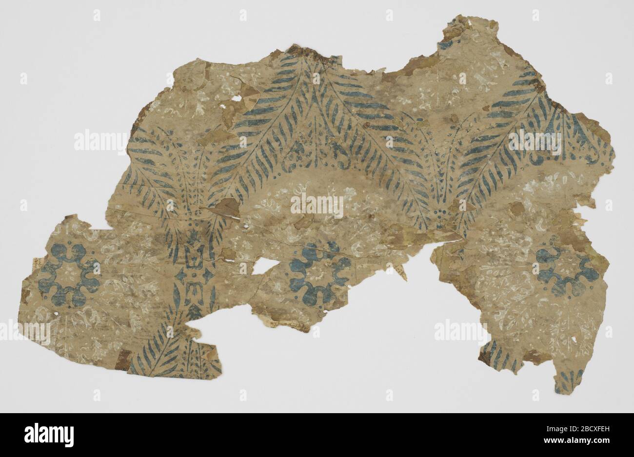 Frammento della parete laterale. Ricerca in ProgressThree Fragments: A) giornale, fodera; b) carta marrone; c) medaglioni blu e bianchi, trasferimento del disegno di B su verso. Frammento della parete laterale Foto Stock