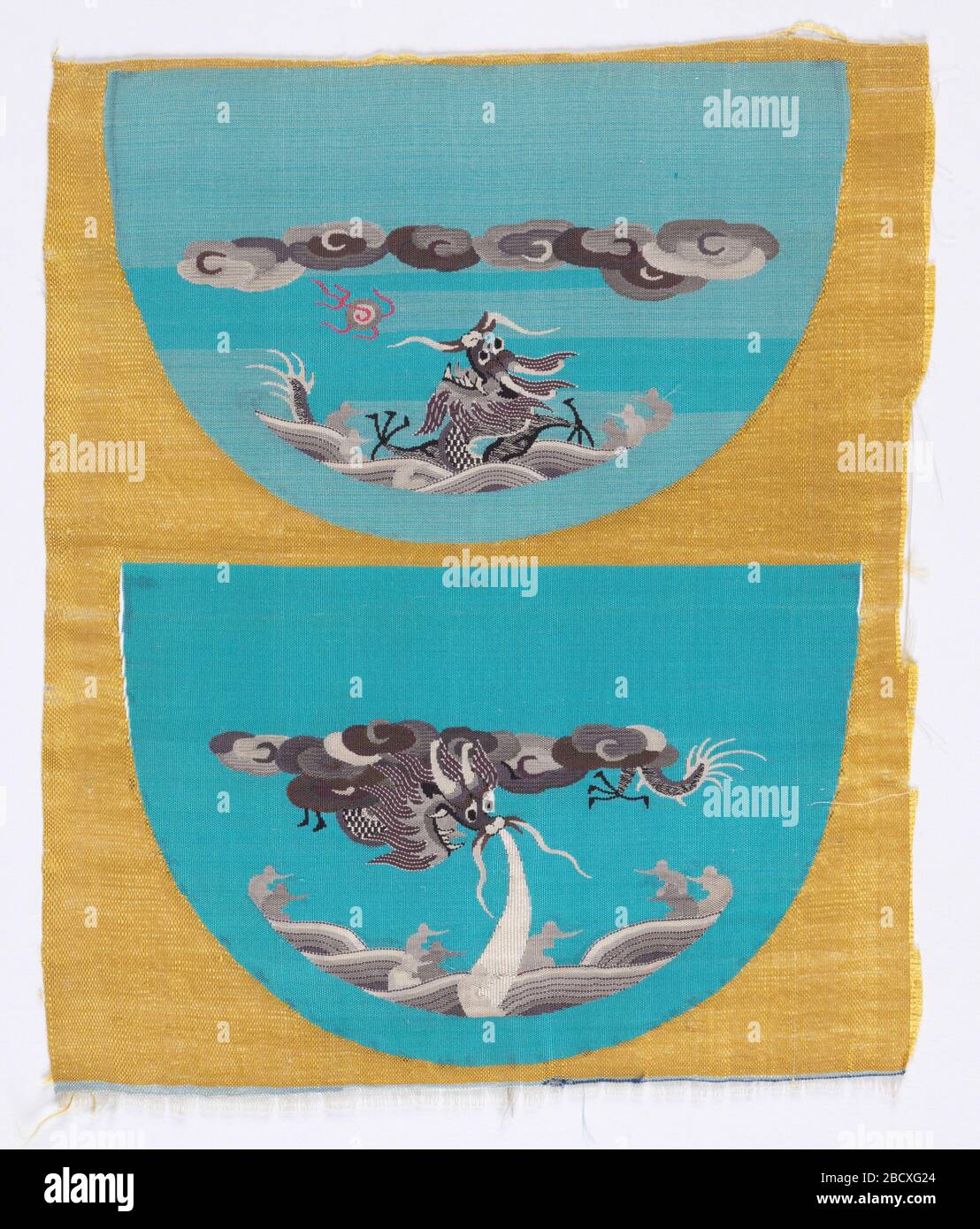 Accessori per costumi non tagliati. La ricerca in ProgressiPatti per accessori di costume hanno un terreno giallo e blu con draghi, nuvole, rocce e onde in molte sfumature di grigio. Accessori per costumi non tagliati Foto Stock