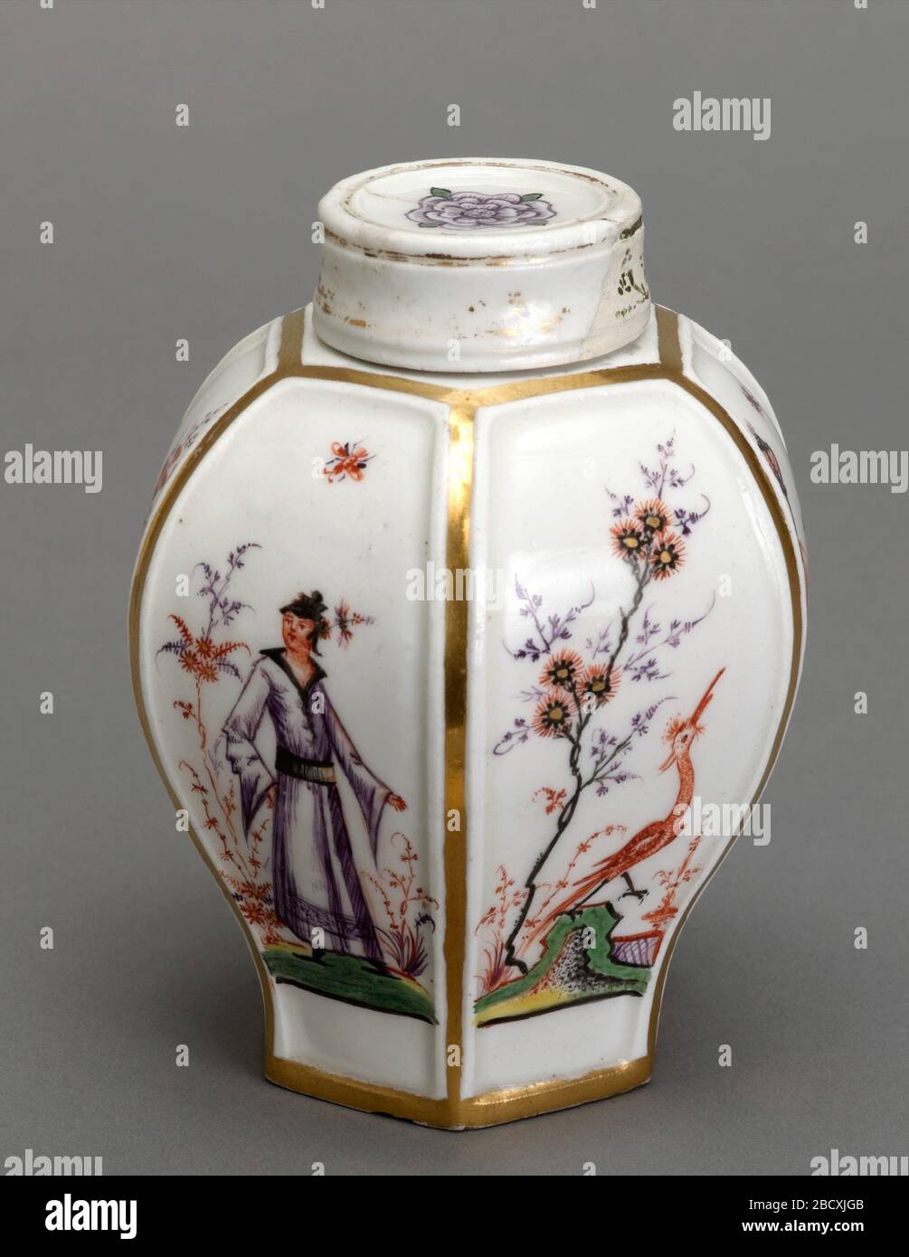 Balaustra esagonale Tea Caddy. Ricerca in Caddy del tè bianco di Progressa con una spalla bulbous e coperchio semplice della tazza-come. Il tea caddy è delineato in dorata con uccelli dipinti, fiori e figura ai lati. Balaustra esagonale Tea Caddy Foto Stock